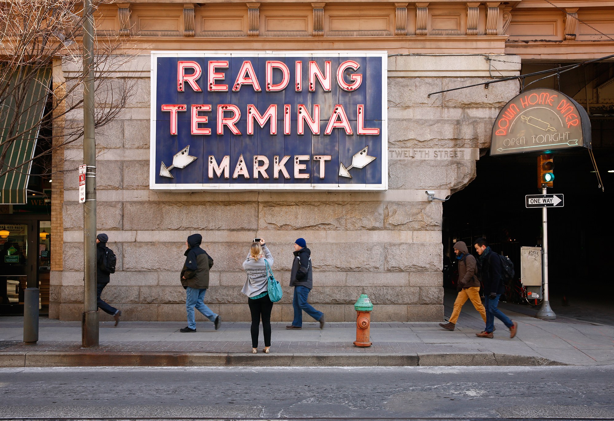 Reading terminal. Reading Terminal Market. Филадельфия рынок Рединг терминал. Театр на Арч стрит в Филадельфии. Итальянский рынок в Филадельфии.