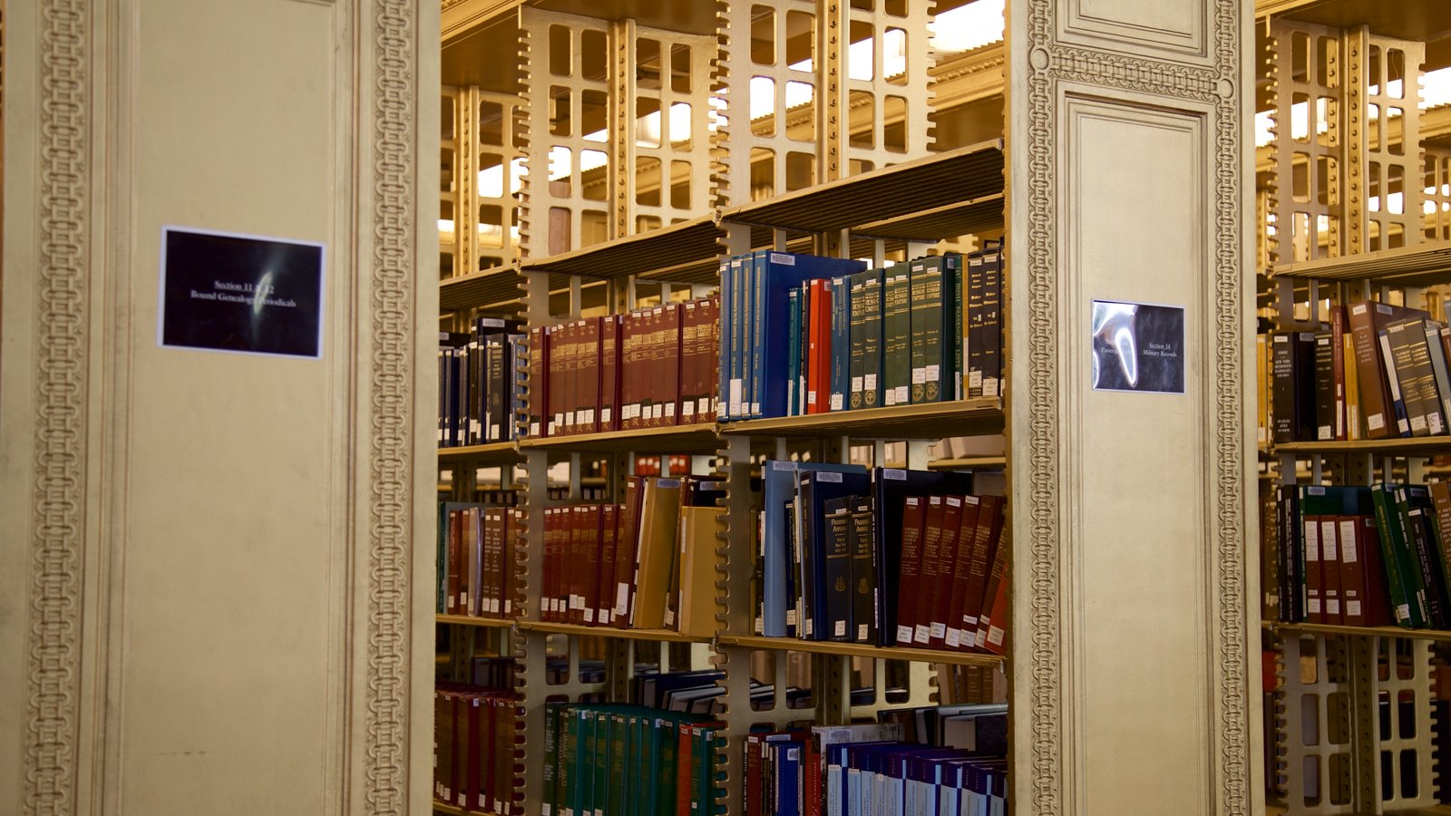 В библиотеке 8 шкафов. Публичная библиотека Нью-Йорка. 350 Миль книжных полок конгресс.