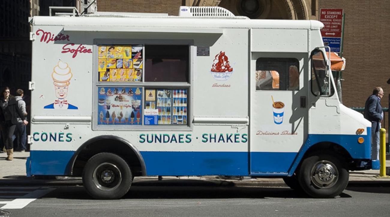Как проходят мороженщик 8. Фургон с мороженым. Американский фургон с мороженым. Фуркоеы с мороженны. Мороженщик полицейский.