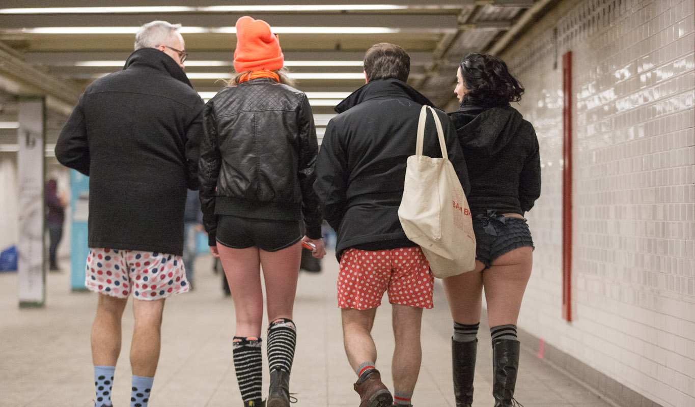 Женщины без штанов. В метро без штанов. Девки без штанов. Красивые женщины без штанов. Долой одежду.