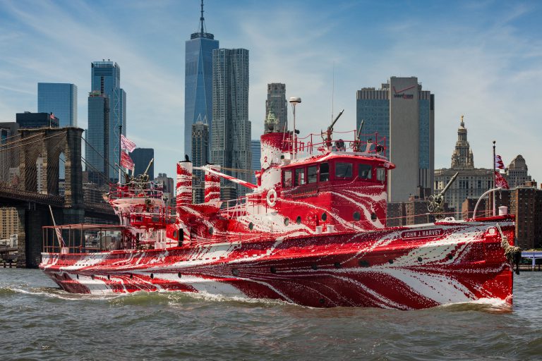"Мраморный" пожарный корабль на пирсе Нью-Йорка — New York