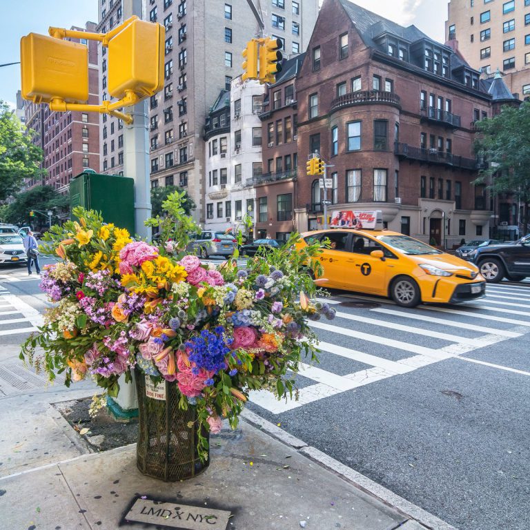 Флористы создают букеты в мусорных баках Нью-Йорка — New York