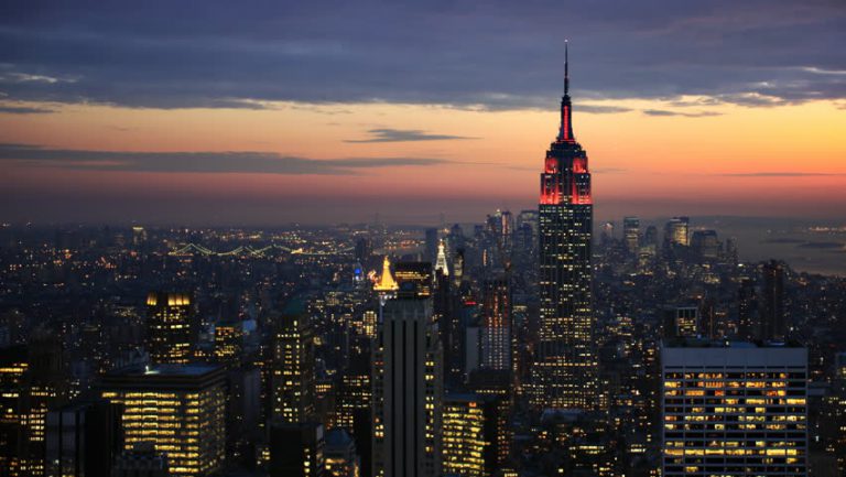 Как и почему меняет цвета верхушка Empire State Building — New York