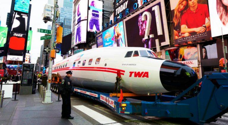 На Таймс-сквер показали самолет, который станет коктейль-баром — New York