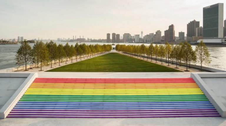 Самый большой радужный флаг в честь месяца Pride в Нью-Йорке появился на острове Рузвельта — New York