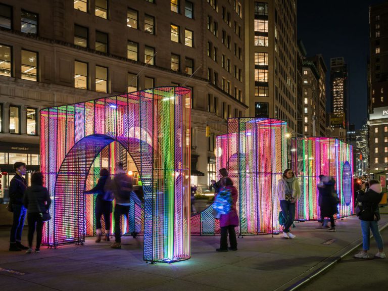 Возле Flatiron появилась светящаяся праздничная инсталляция — New York