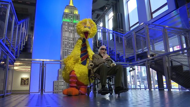 В эти выходные Empire State Building отмечает 50-летие Улицы Сезам — New York
