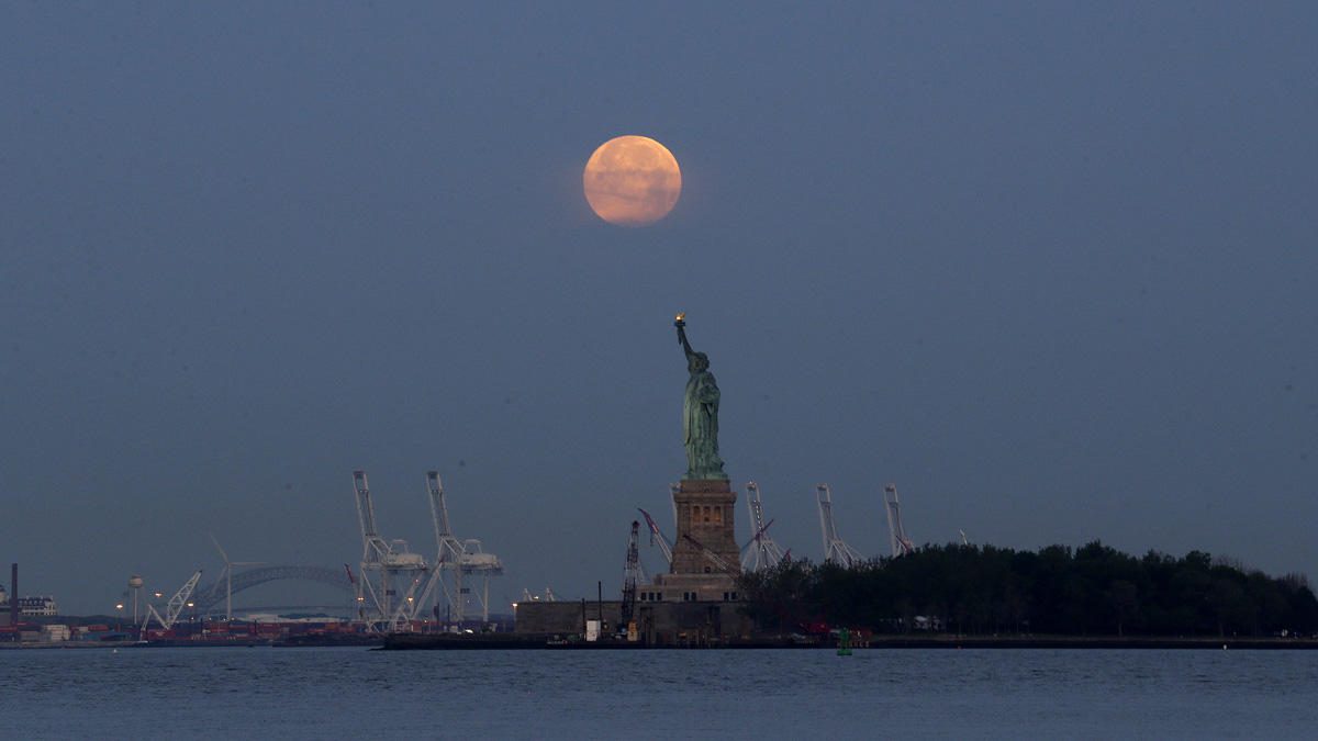 В субботу в Нью-Йорке можно будет наблюдать гигантскую луну — New York
