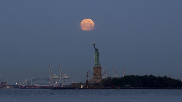 В субботу в Нью-Йорке можно будет наблюдать гигантскую луну — New York