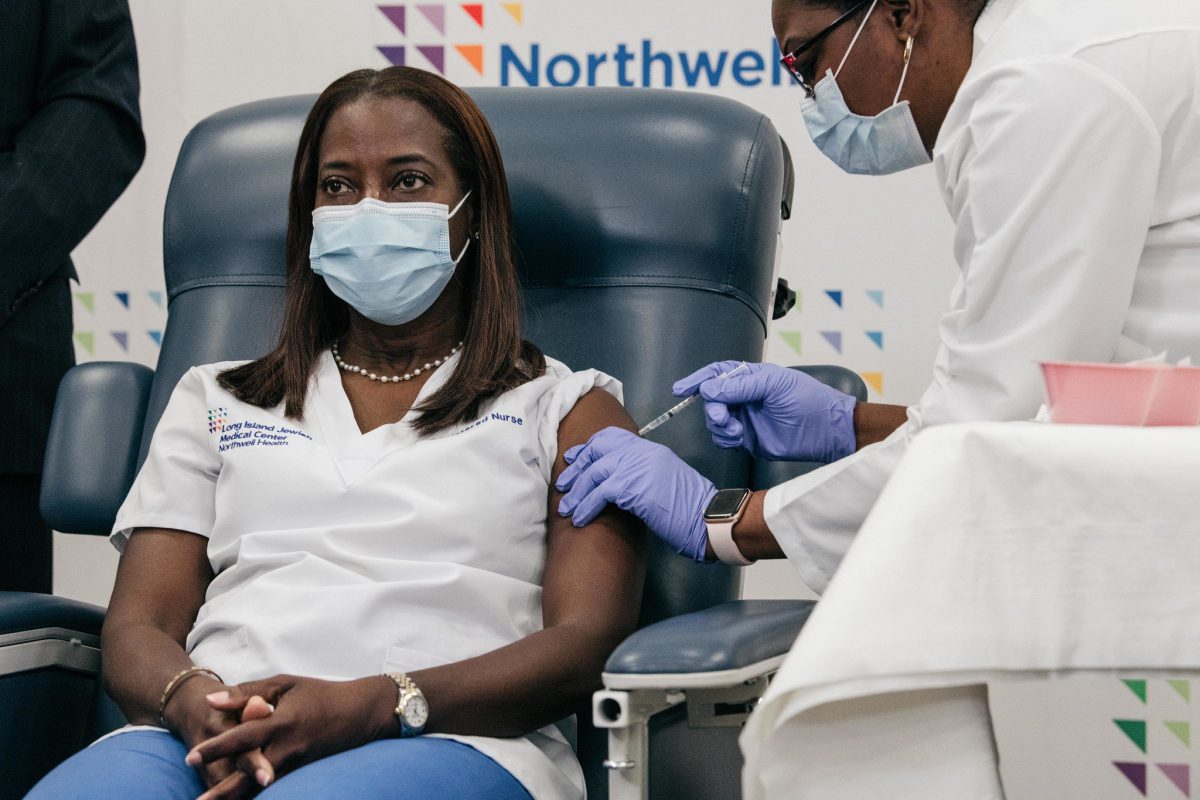 Медсестра из Нью-Йорка первой в стране получила вакцину от COVID-19 — New York