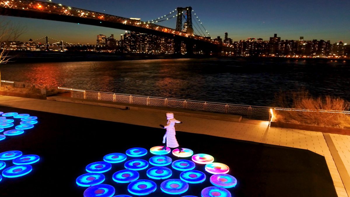 В Domino Park появилась новая светящаяся арт-инталляция, реагирующая на движение — New York