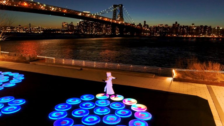 В Domino Park появилась новая светящаяся арт-инталляция, реагирующая на движение — New York