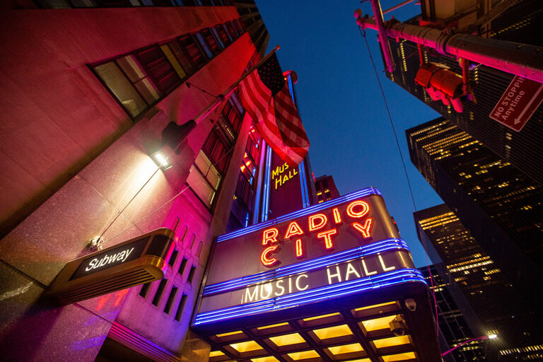Radio City Music Hall вновь открывается - но только для привитых — New York