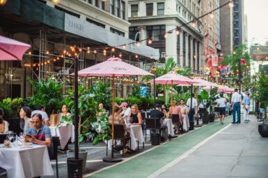 Летние площадки ресторанов останутся на тротуарах Нью-Йорка еще на год — New York
