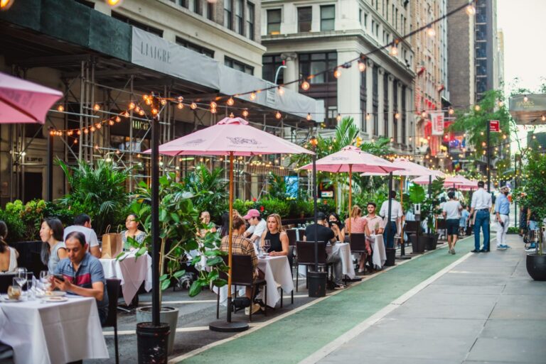 Летние площадки ресторанов останутся на тротуарах Нью-Йорка еще на год — New York