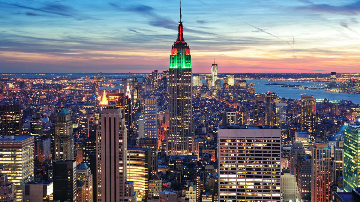 На Empire State Building запустили световое шоу под новый хит о Рождестве — New York
