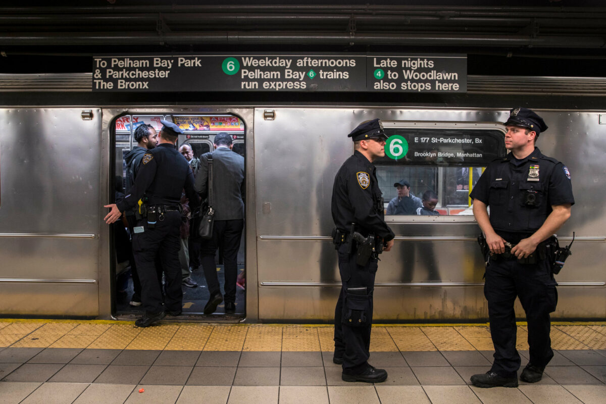 В метро Нью-Йорка появится больше полицейских — New York